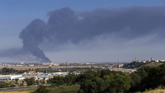 Dos Hermanas activa el plan de emergencia por un incendio en una fábrica de aceite Dos Hermanas activa el plan de emergencia por un incendio en una fábrica de aceite