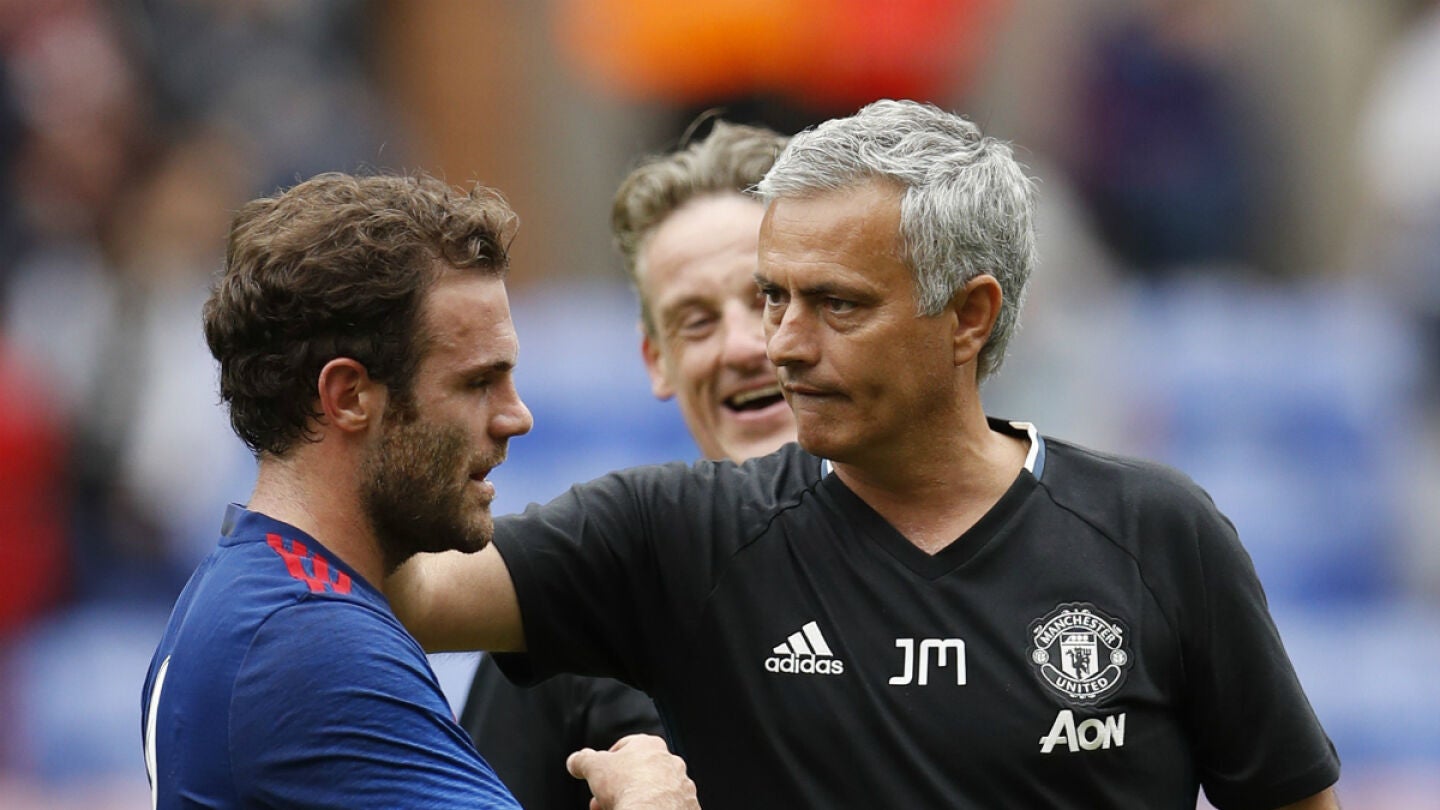 Mourinho felicita a Mata