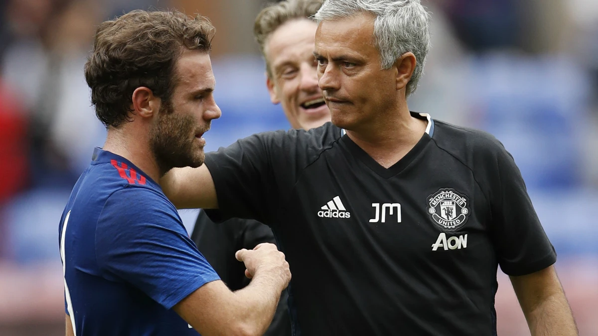 Mourinho felicita a Mata