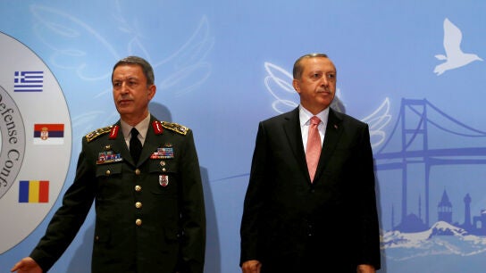 Hulusi Akar, jefe del Estado Mayor del Ej&eacute;rcito turco, junto al presidente Tayyip Erdogan
