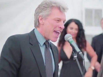 Frame 87.238868 de: Jon Bon Jovi 'obligado' a cantar 'Livin’ On A Prayer' en una boda Frame 87.238868 de: Jon Bon Jovi 'obligado' a cantar 'Livin’ On A Prayer' en una boda