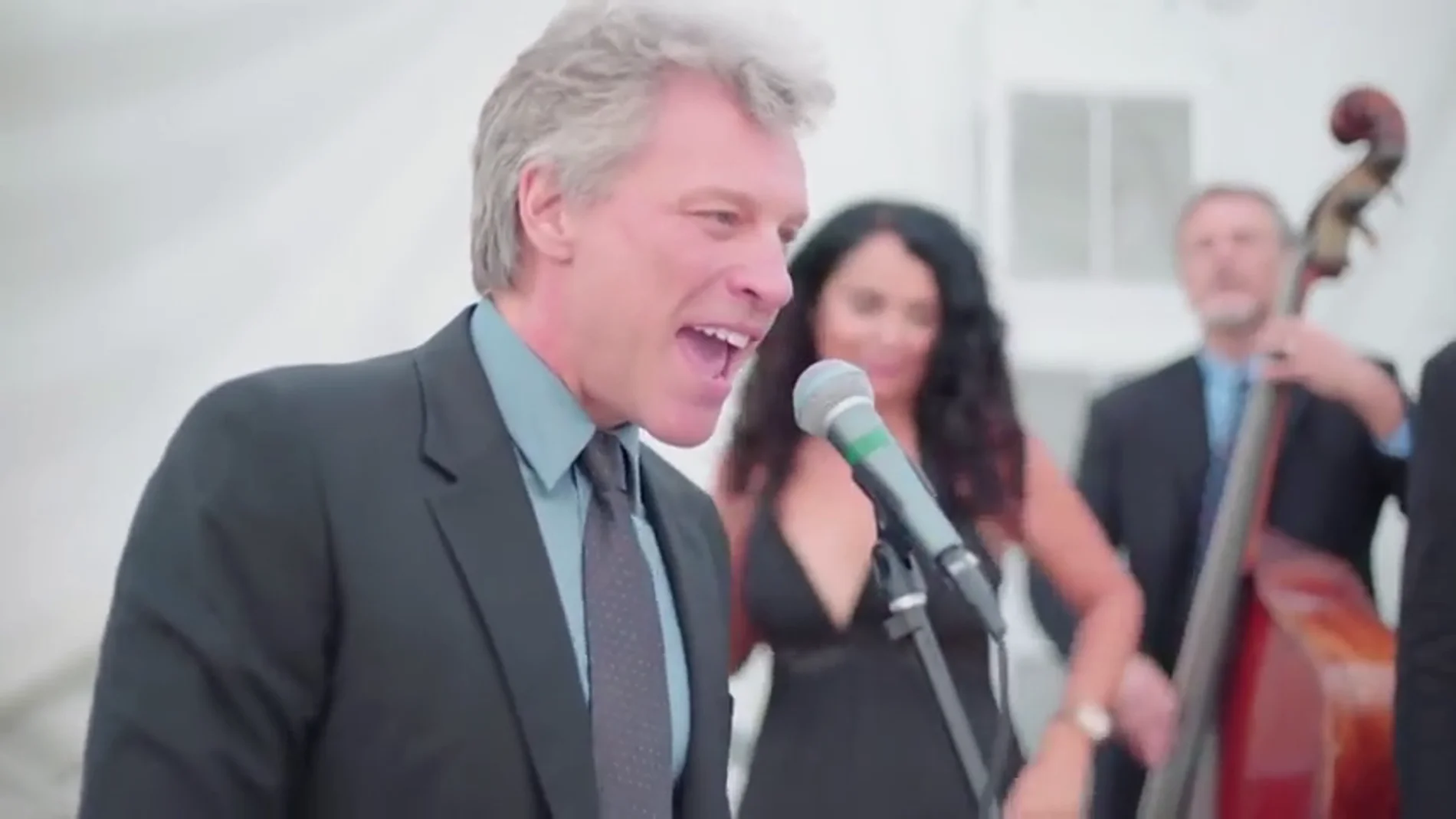 Frame 87.238868 de: Jon Bon Jovi 'obligado' a cantar 'Livin’ On A Prayer' en una boda