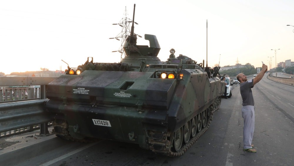 Un tanque en las calles de Estambul