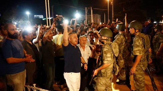 Militares turcos durante el intento de golpe de Estado Militares turcos durante el intento de golpe de Estado