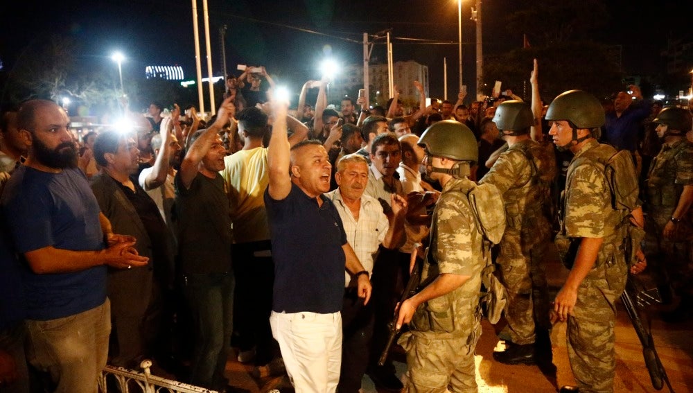 Militares turcos durante el intento de golpe de Estado