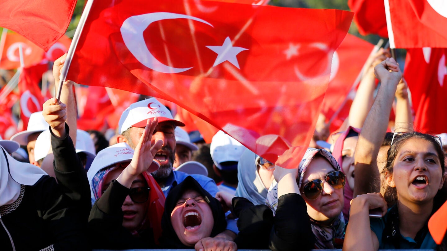 Los manifestantes celebran el fracaso del golpe de Estado en Turqu&iacute;a