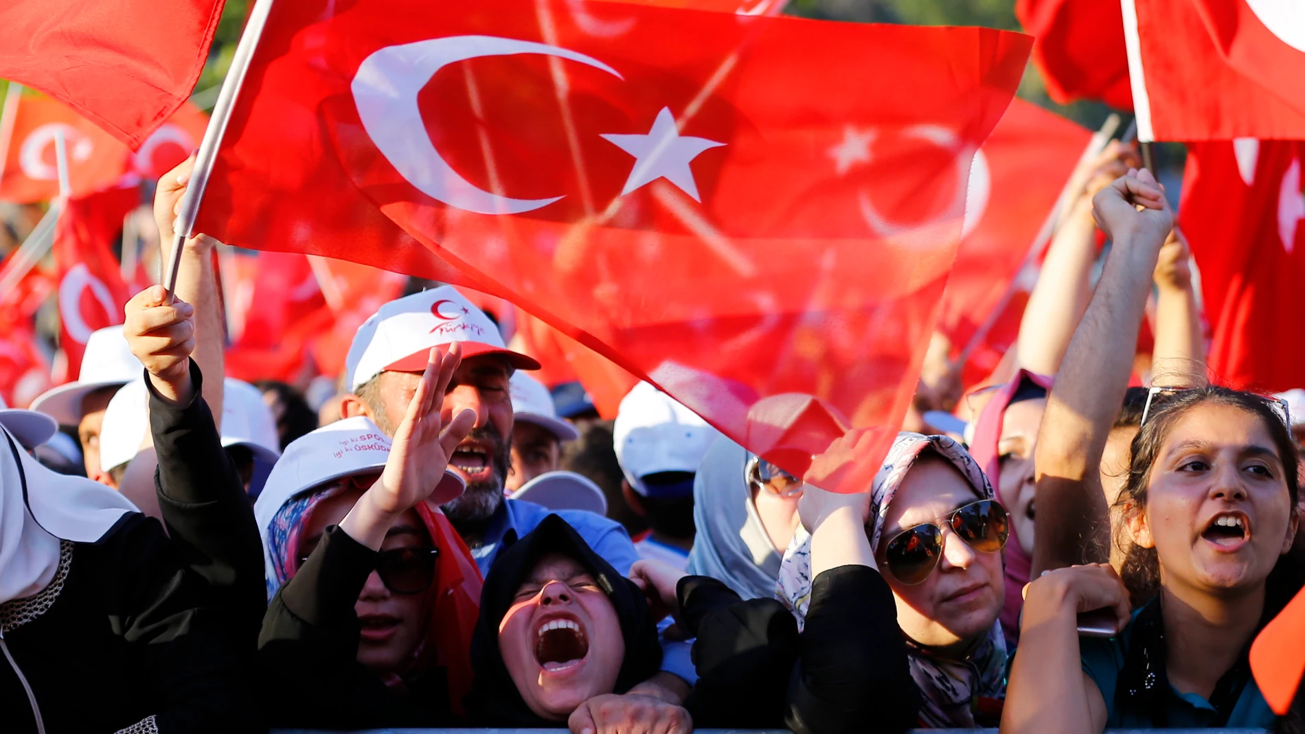 Los manifestantes celebran el fracaso del golpe de Estado en Turquía