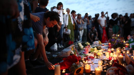 La gente se re&uacute;ne y ponen tributos en el Paseo de los Ingleses en Niza.