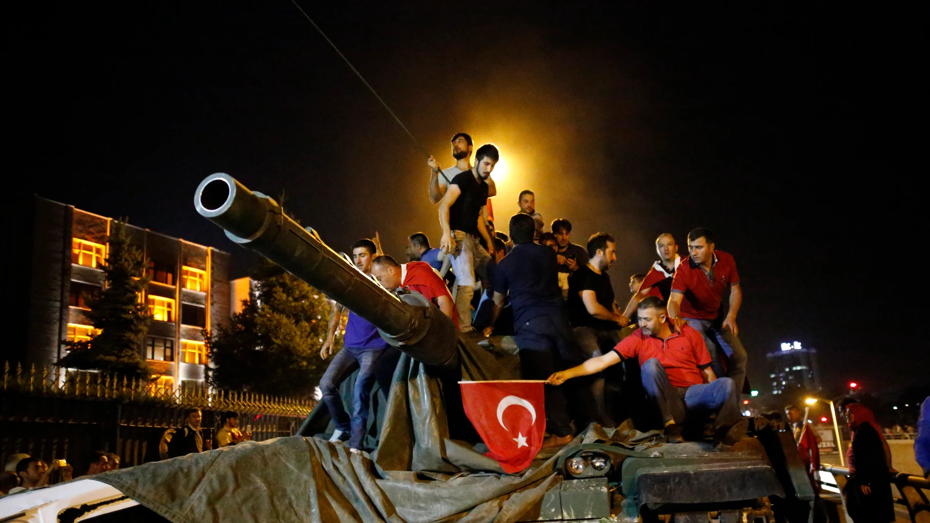 Los turcos frenan el golpe militar