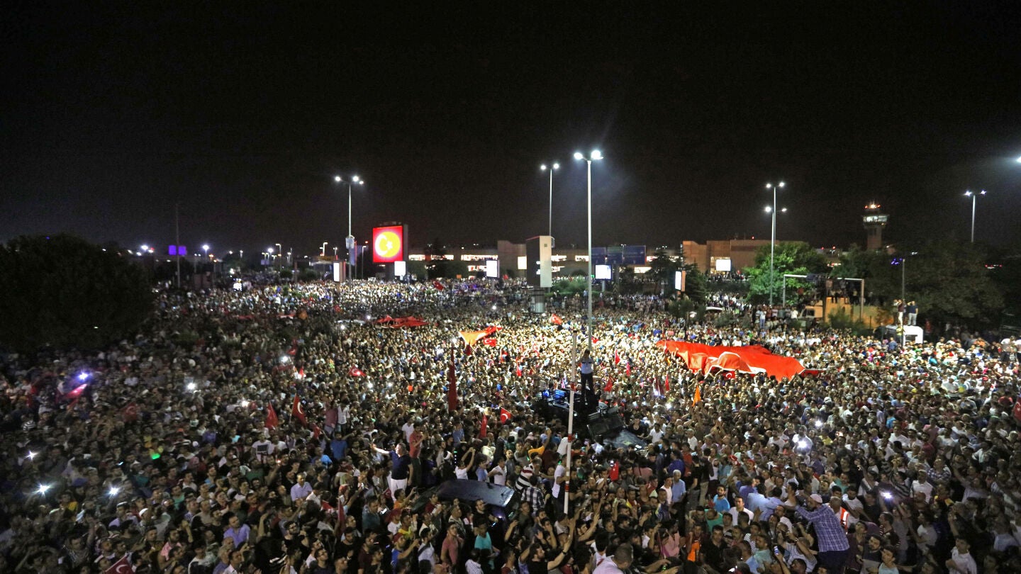 Una multitud clama contra el Golpe de Estado en Turqu&iacute;a