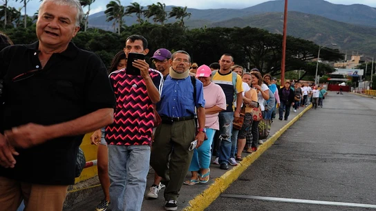Colombia confirma que permitirá la entrada el domingo a venezolanos para comprar víveres Un grupo de personas forma una fila en el puente fronterizo "Simón Bolívar" entre Colombia y Venezuela.