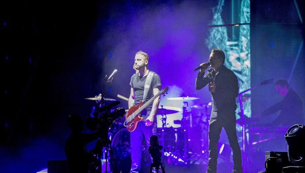Los integrantes de la banda de rock británica, Muse, durante su actuación esta noche en el Festival Internacional de Benicasim.