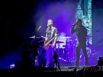 Los integrantes de la banda de rock británica, Muse, durante su actuación esta noche en el Festival Internacional de Benicasim. Los integrantes de la banda de rock británica, Muse, durante su actuación esta noche en el Festival Internacional de Benicasim.