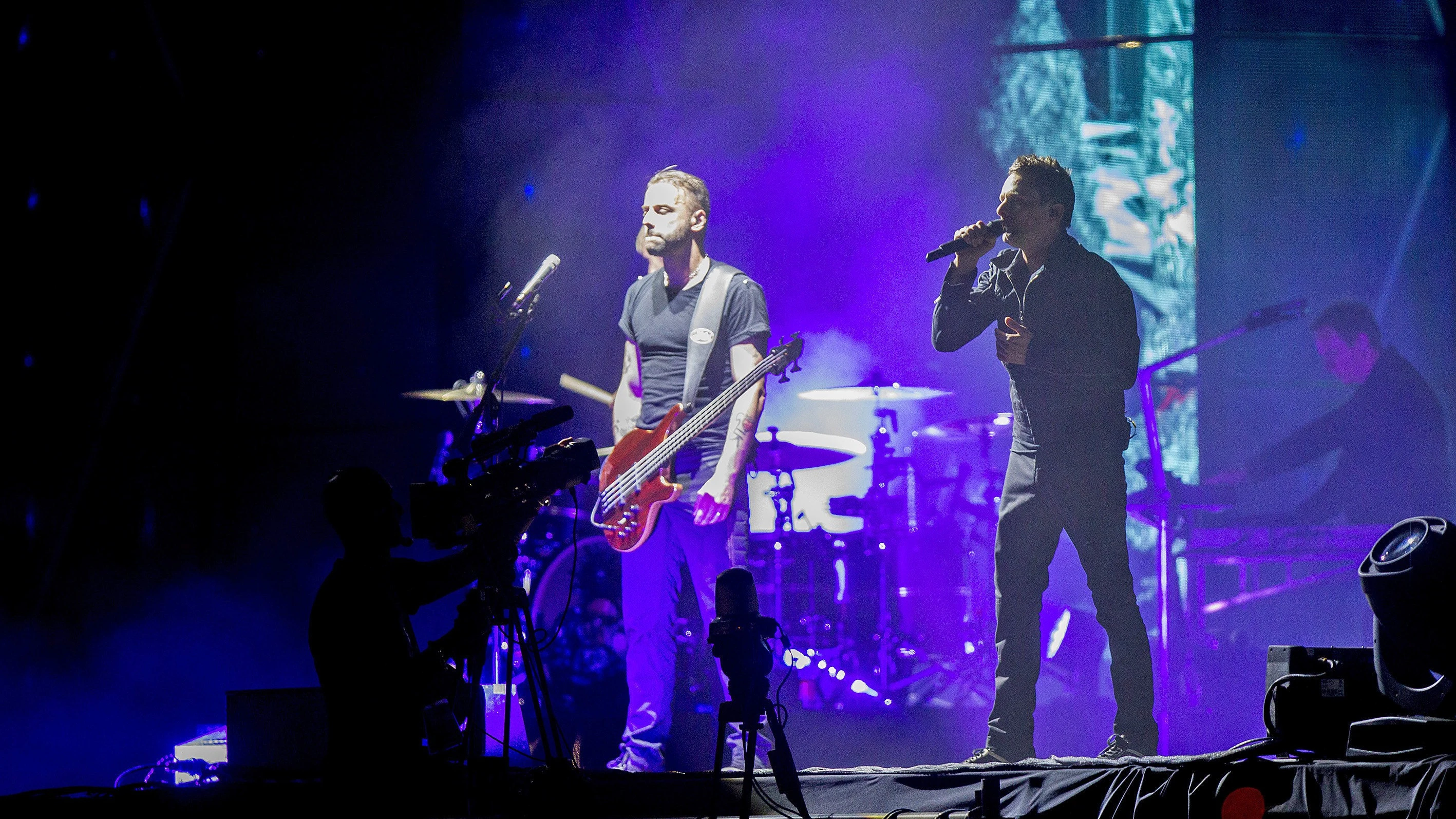 Los integrantes de la banda de rock británica, Muse, durante su actuación esta noche en el Festival Internacional de Benicasim. Los integrantes de la banda de rock británica, Muse, durante su actuación esta noche en el Festival Internacional de Benicasim.
