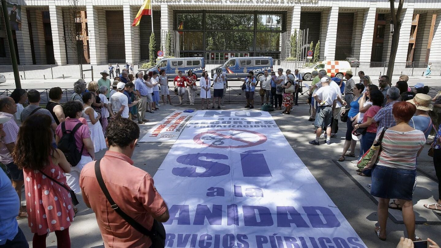 Miembros de la Marea Blanca concentrados ante en Ministerio de Sanidad