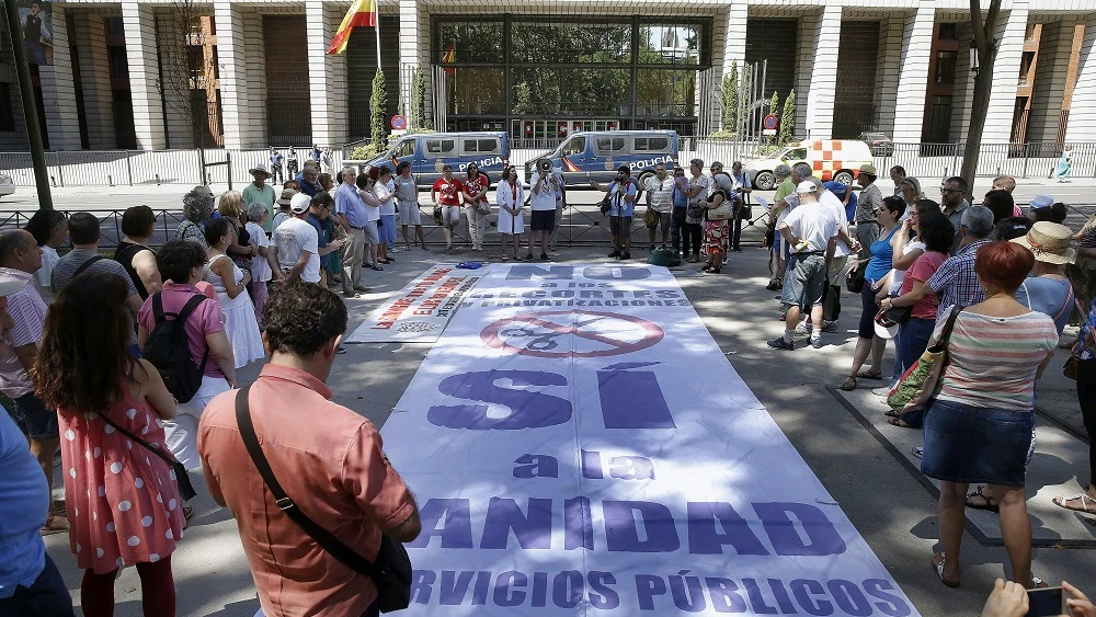 Miembros de la Marea Blanca concentrados ante en Ministerio de Sanidad