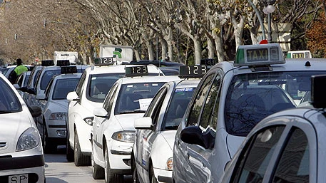 Imagen de archivo de unos taxis en Valencia