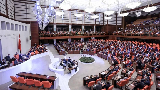 Los legisladores asisten a una asamblea extraordinaria en el Parlamento de Turquía, en Ankara, Turquía. Los legisladores asisten a una asamblea extraordinaria en el Parlamento de Turquía, en Ankara, Turquía.