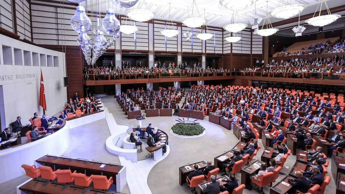 Los legisladores asisten a una asamblea extraordinaria en el Parlamento de Turquía, en Ankara, Turquía.