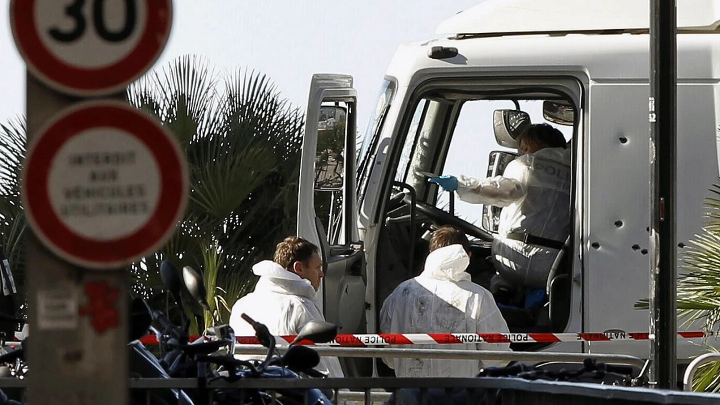 Investigadores de la policía en la cabina del camión utilizado por Mohamed Bouhlel. Investigadores de la policía en la cabina del camión utilizado por Mohamed Bouhlel.