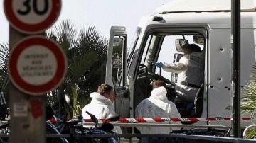 Investigadores de la policía en la cabina del camión utilizado por Mohamed Bouhlel.