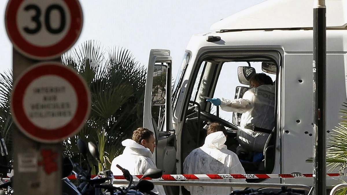 Investigadores de la policía en la cabina del camión utilizado por Mohamed Bouhlel.