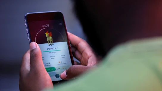 Usuario jugando a Pokémon Go Usuario jugando a Pokémon Go