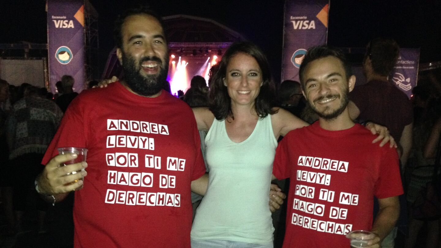 Andrea Levy con unos fans en el FIB