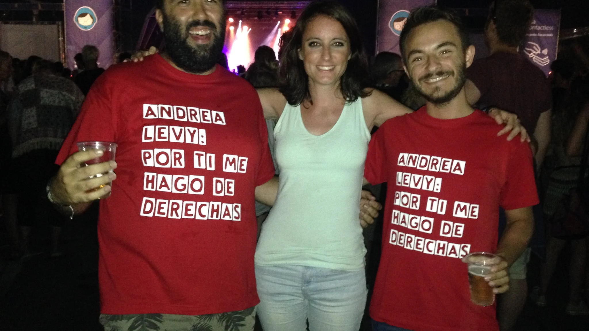 Andrea Levy con unos fans en el FIB