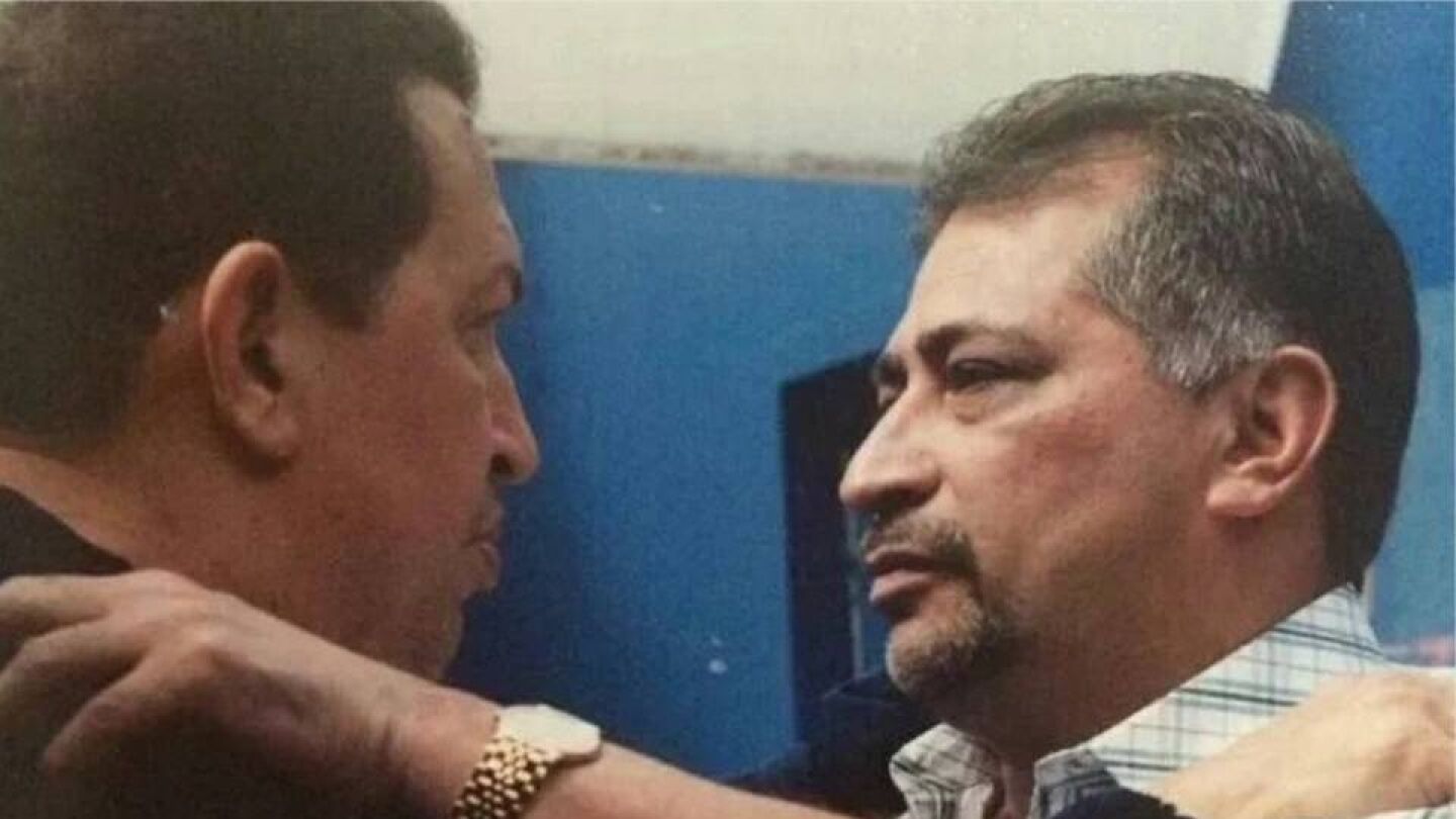 An&iacute;bal Ch&aacute;vez, derecha, junto al ex presidente Hugo Ch&aacute;vez, en una foto sin fechar