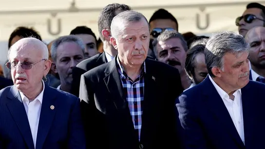 Erdogan rodeado de políticos turcos. Erdogan rodeado de políticos turcos.