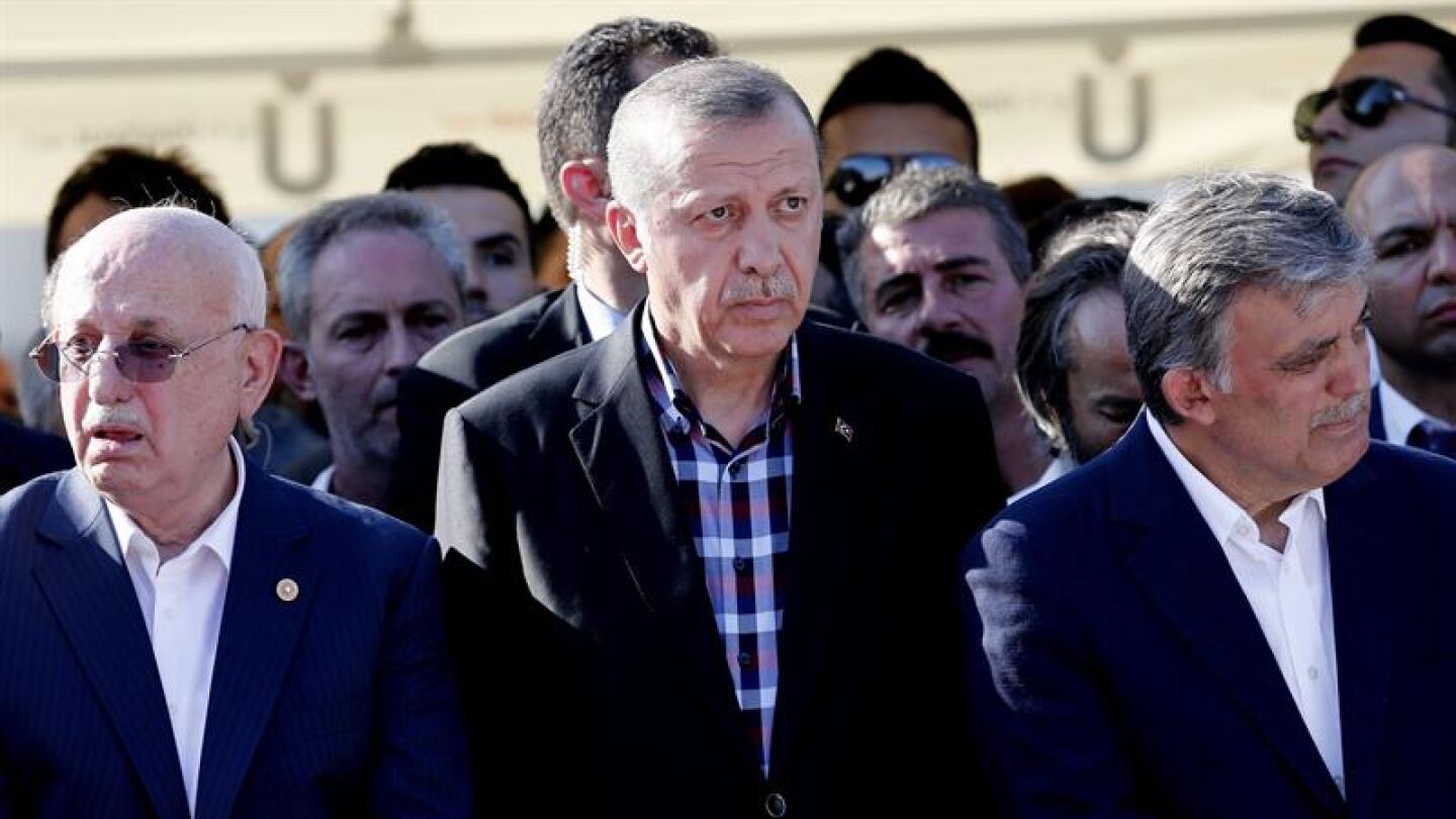 Erdogan rodeado de pol&iacute;ticos turcos.