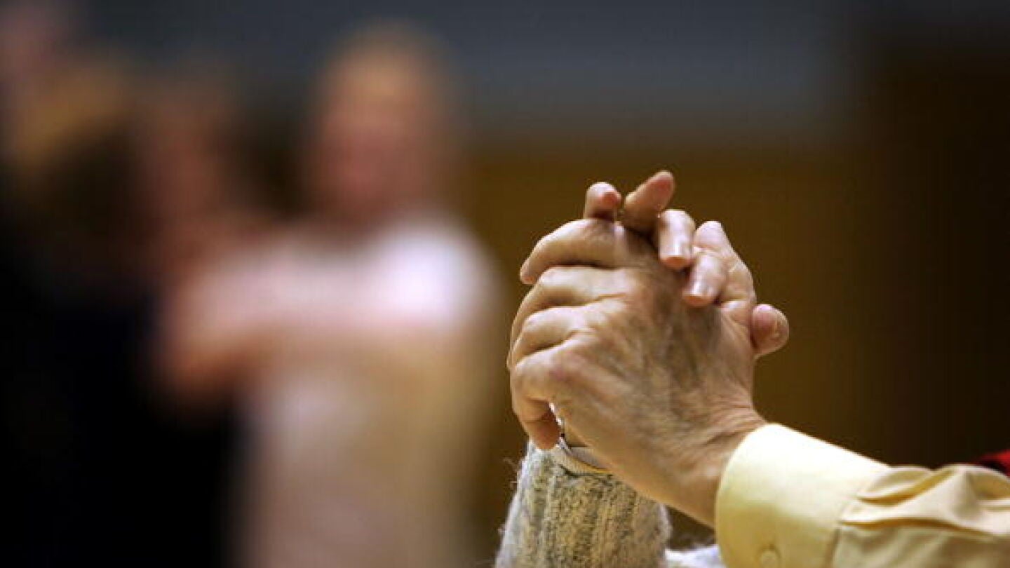 Pareja de la tercera edad bailando