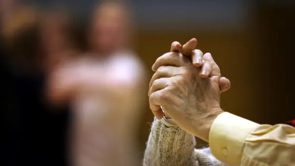 Pareja de la tercera edad bailando