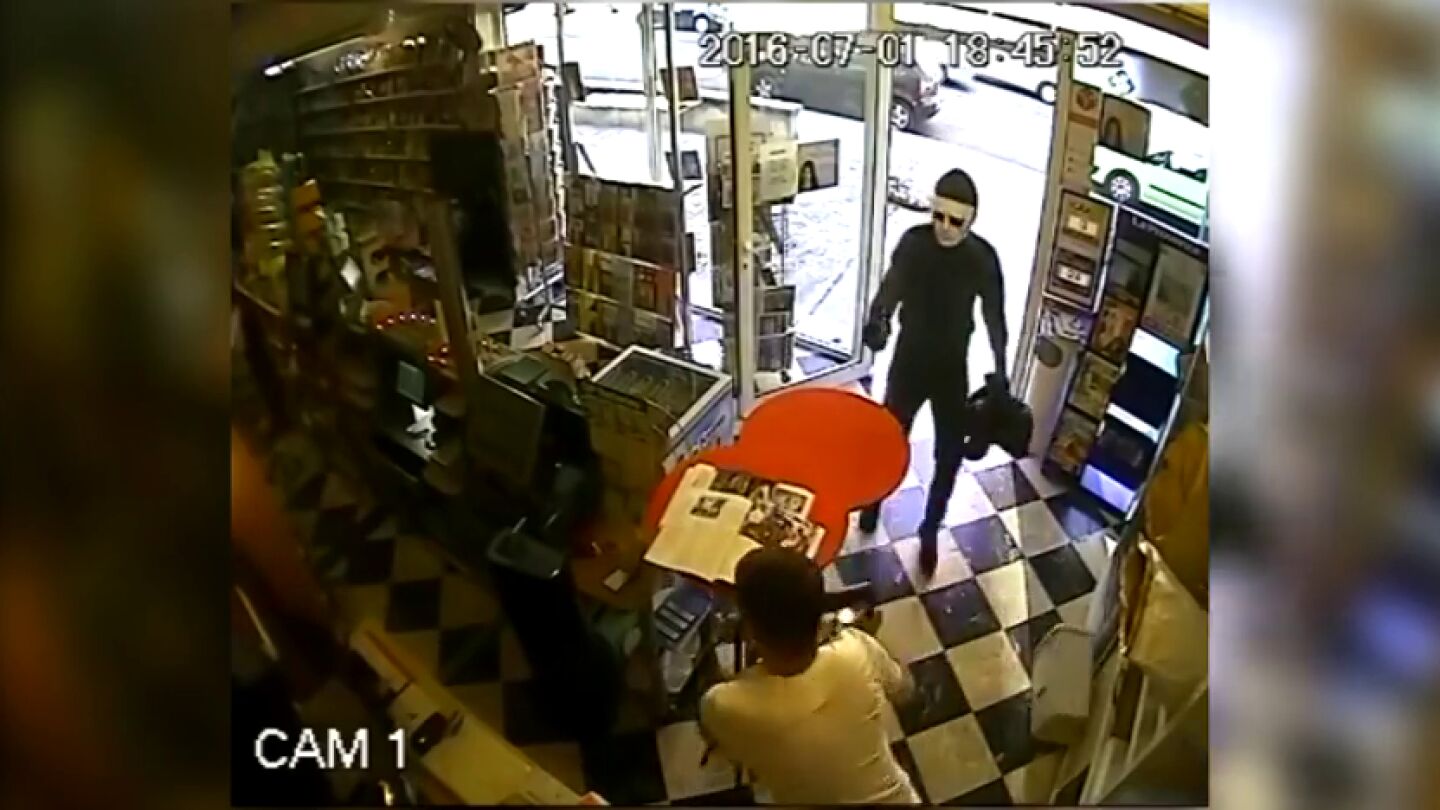 Frame 22.589027 de: Un perro evita un atraco a la tienda de su due&ntilde;o