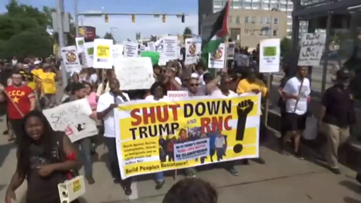 Frame 0.0 de: Manifestantes protestan en Cleveland contra Donald Trump horas antes de la Convenci&oacute;n Republicana