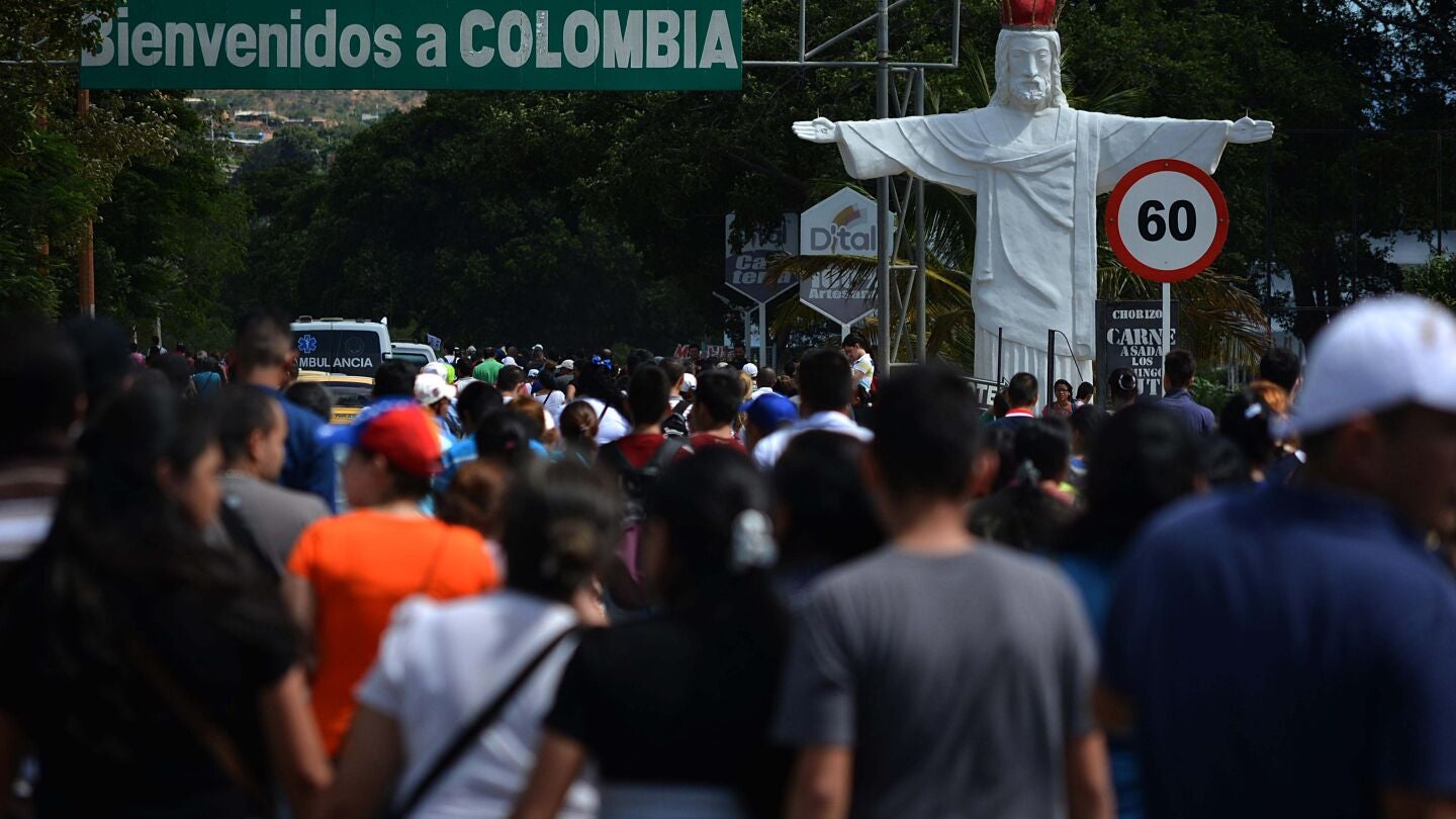 Venezolanos llegan a Colombia para abastecerse