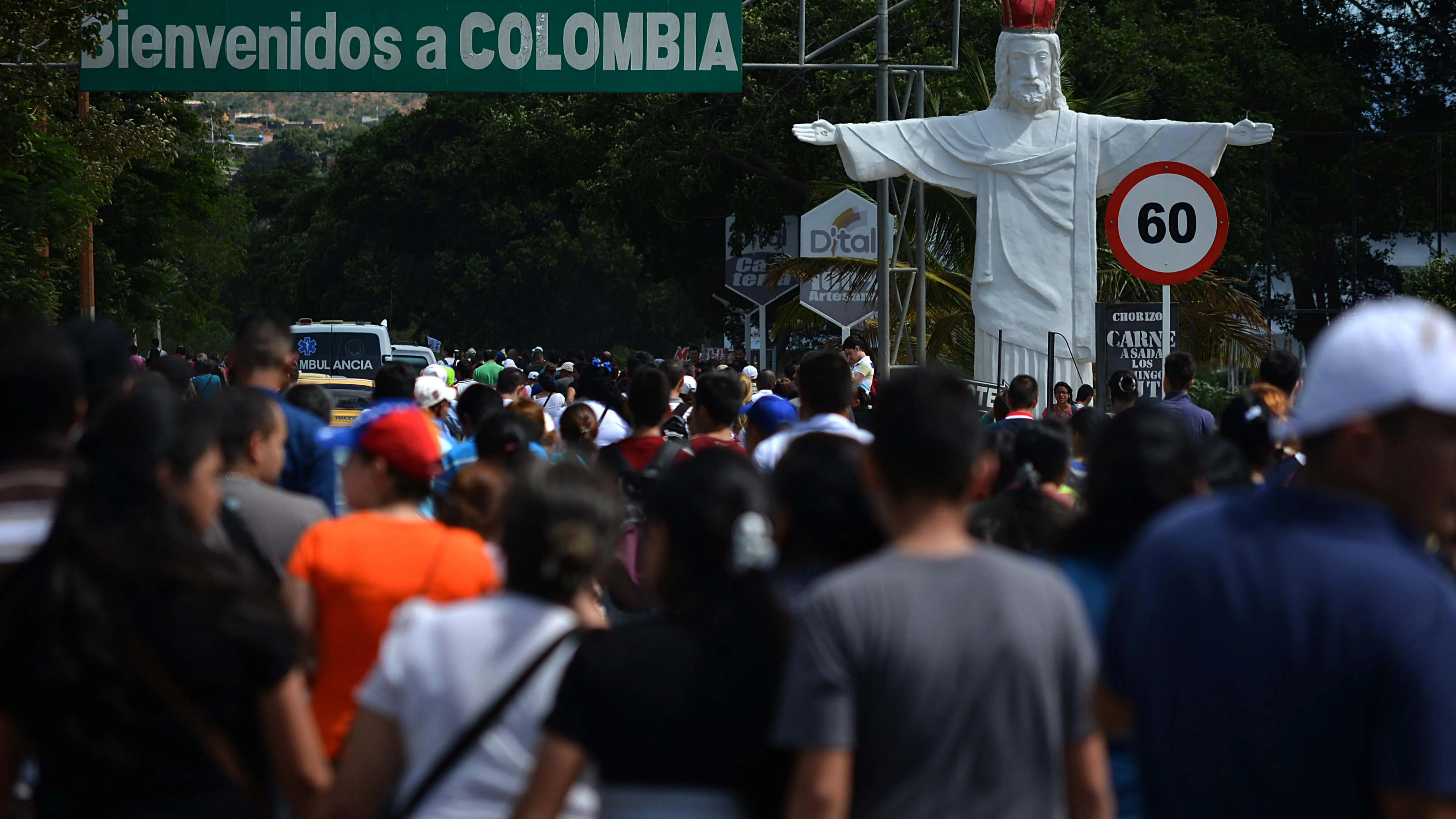 Venezolanos llegan a Colombia para abastecerse Venezolanos llegan a Colombia para abastecerse