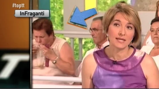 Mujer vomitando Mujer vomitando