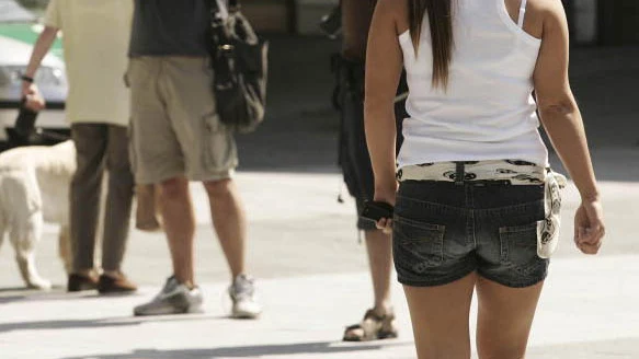 Una mujer con pantalón corto Una mujer con pantalón corto