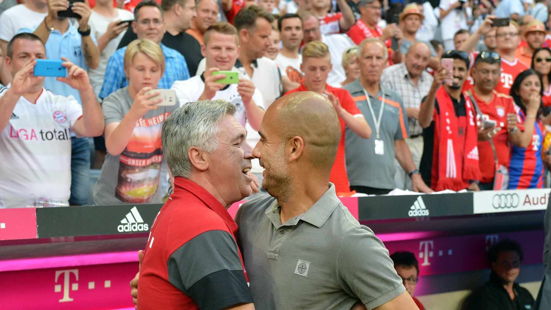 Ancelotti y Guardiola se saludan antes del Bayern-City