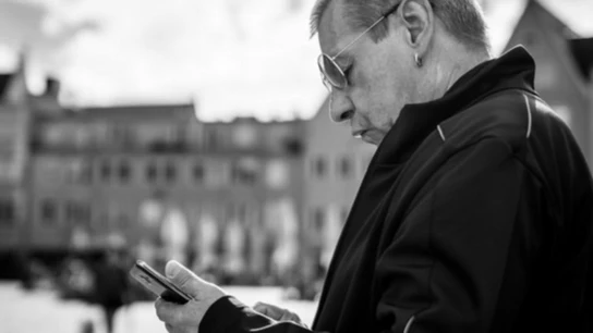 Un usuario con su teléfono móvil Un usuario con su teléfono móvil