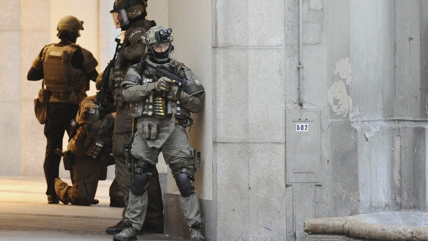 Polic&iacute;as de las Fuerzas Especiales aseguran el exterior del hotel Stachus tras el tiroteo registrado en un centro comercial en M&uacute;nich, Alemania