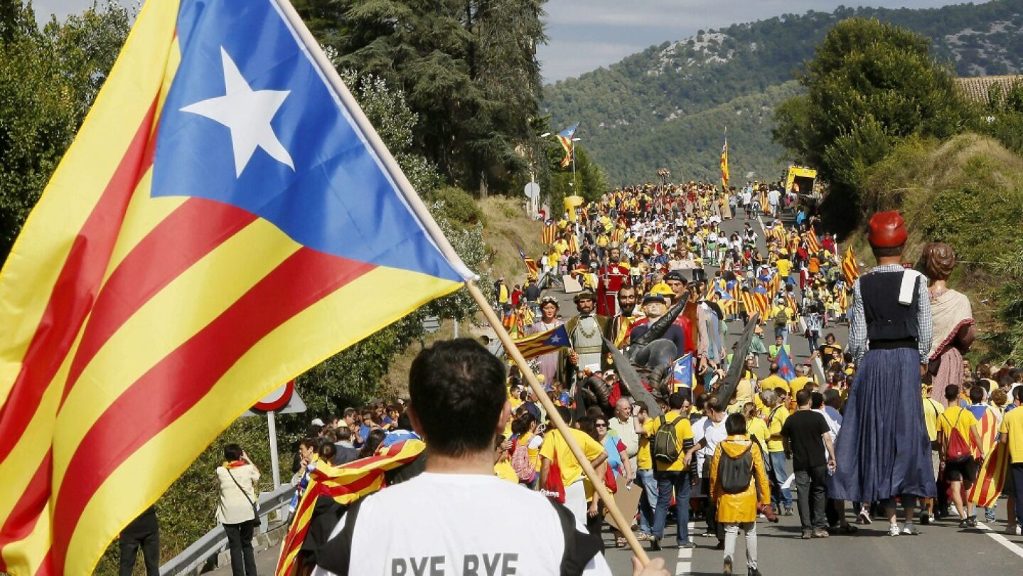 Un hombre porta una bandera independentista 