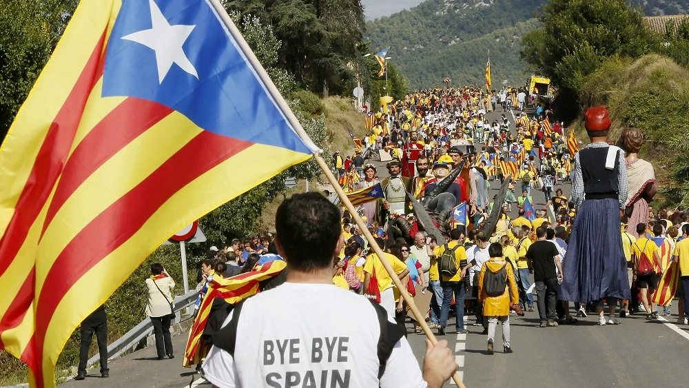 Un hombre porta una bandera independentista 