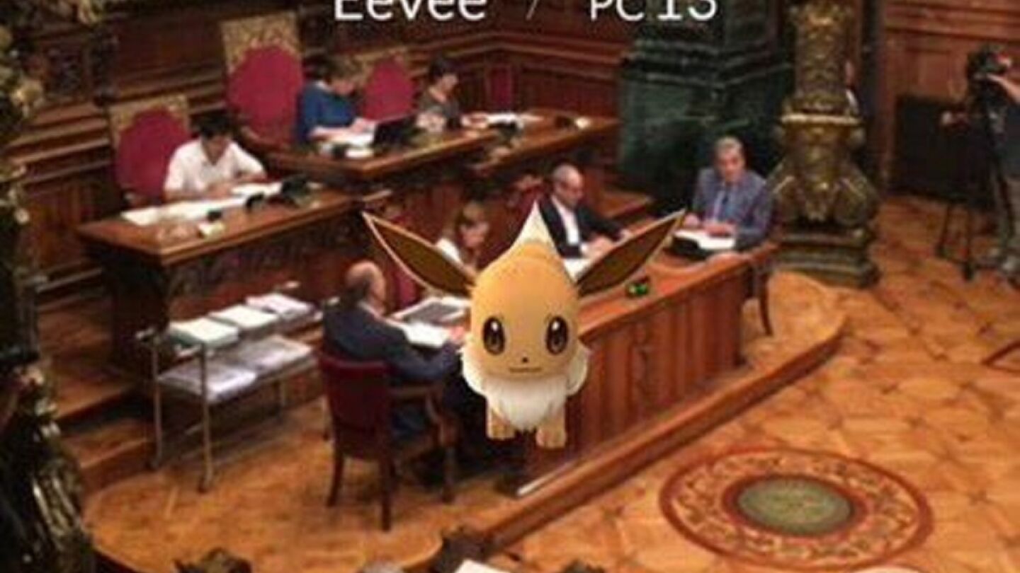 Un pok&eacute;mon en el Ayuntamiento de Barcelona.