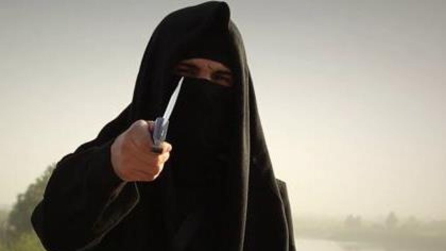 Un miembro de Daesh amenazando con un cuchillo (Archivo)