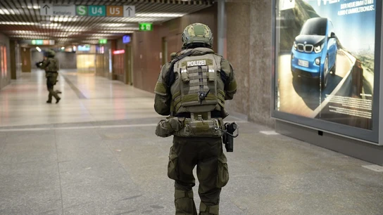 Policías de las fuerzas especiales aseguran la estación de metro de Karlsplatz (Stachus) tras el tiroteo registrado en un centro comercial en Múnich, Alemania Policías de las fuerzas especiales aseguran la estación de metro de Karlsplatz (Stachus) tras el tiroteo registrado en un centro comercial en Múnich, Alemania