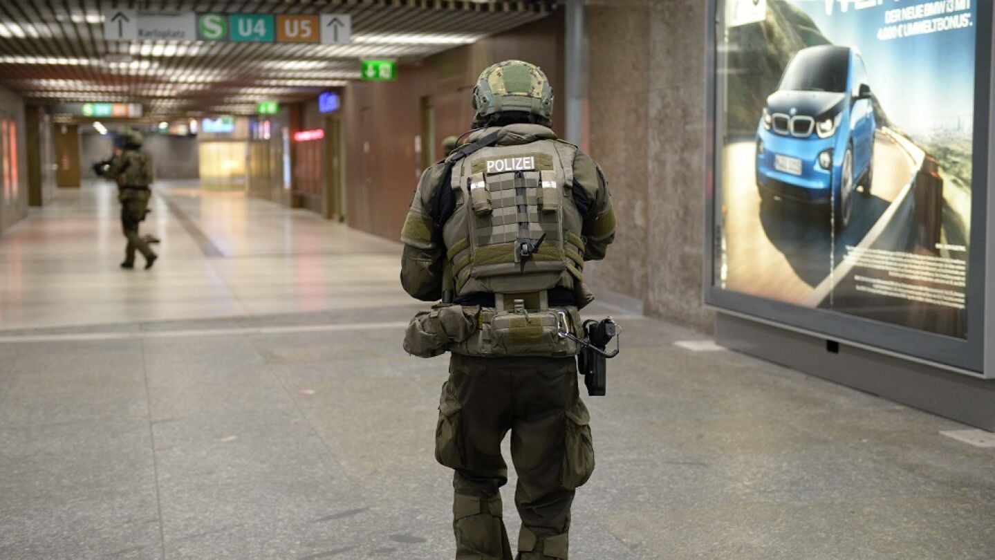 Polic&iacute;as de las fuerzas especiales aseguran la estaci&oacute;n de metro de Karlsplatz (Stachus) tras el tiroteo registrado en un centro comercial en M&uacute;nich, Alemania