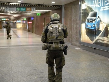 Policías de las fuerzas especiales aseguran la estación de metro de Karlsplatz (Stachus) tras el tiroteo registrado en un centro comercial en Múnich, Alemania Policías de las fuerzas especiales aseguran la estación de metro de Karlsplatz (Stachus) tras el tiroteo registrado en un centro comercial en Múnich, Alemania